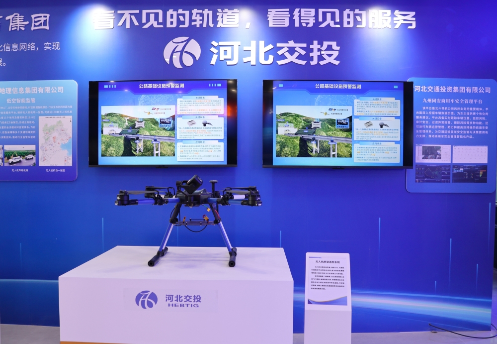 1765156222858622.jpg 展览现场2_副本.jpg